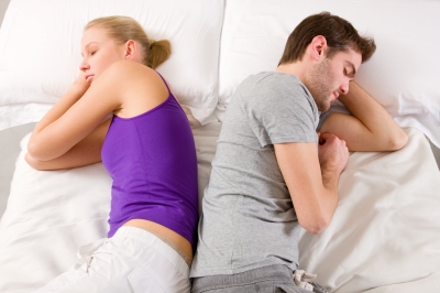 muž a žena smutní v posteli kvôli sexuálnemu problému