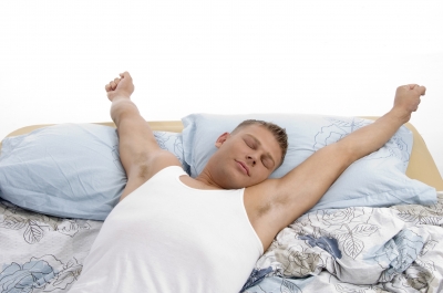 muž sám v postelo